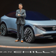 El CEO de Nissan, Makoto Uchida, posa frente al concepto Chill-Out